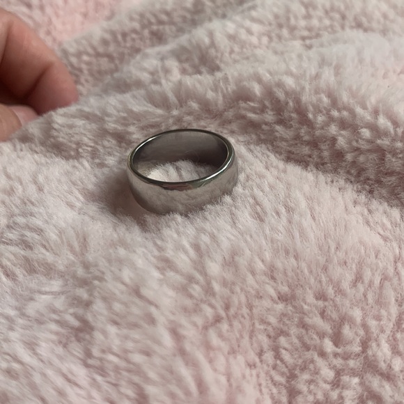 Silver Solid Band Ring Fits like a 7 unsure of metal content no tarnish - Picture 4 of 5